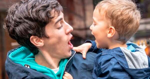 Diario HOY | Neuronas espejo: por qué los niños aprenden más rápido de lo que ven, que de lo que escuchan