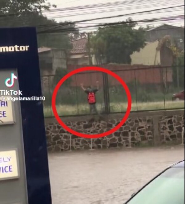 (VIDEO). Captaron a un “spiderman” que chuleó los raudales