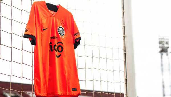 Versus / Olimpia estrenará su tercera indumentaria, con homenaje para William Paats
