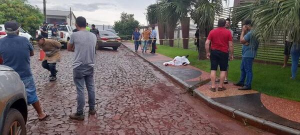 Video: violento enfrentamiento en Santa Rita deja abatidos a un policía y un civil - ABC en el Este - ABC Color