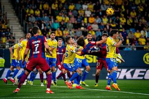 Versus / Barça gana en Cádiz y da emoción al 'Clásico' de la semana que viene