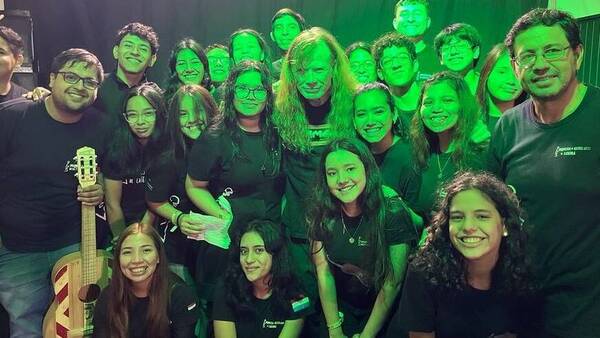 Líder de Megadeth se reencontró con la Orquesta de Cateura