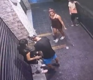 (VIDEO). Brutal asalto a dos jóvenes Mercado 4 y no fueron auxiliadas