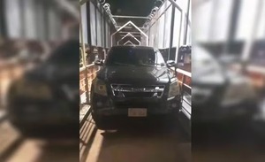 Borracho intentó cruzar con su camioneta un viaducto peatonal
