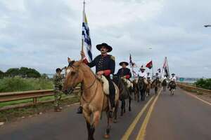 Jinetes uruguayos llegan a Paraguay y son reconocidos en Encarnación  - Nacionales - ABC Color