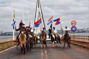 Marcha Paraguay: Jinetes uruguayos llegaron al país por el puente San Roque González.