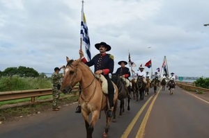 Jinetes uruguayos recrean la ruta de Artigas y son reconocidos en Encarnación