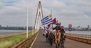 Diario HOY | Jinetes uruguayos llegaron cabalgando hasta Paraguay para importante aniversario