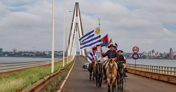 Diario HOY | Jinetes uruguayos llegaron cabalgando hasta Paraguay para importante aniversario