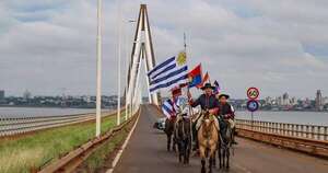 La Nación / Jinetes uruguayos ingresaron a Paraguay por puente San Roque