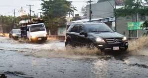 La Nación / Temporal deja calles inundadas y 2.000 familias afectadas en Ñeembucú