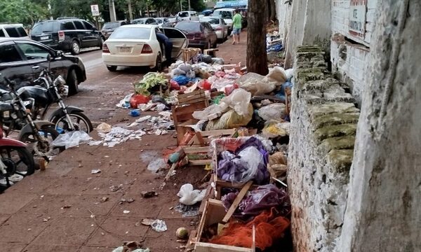 Vendedores convierten en basural vereda de escuela en CDE