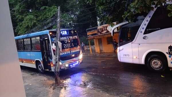 Colectivo arrastró cables de la ANDE y echó una columna que causó daños a otro bus - Megacadena - Diario Digital