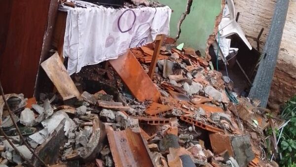 Parte de una casa se derrumba a causa del temporal y cae a un arroyo en Asunción