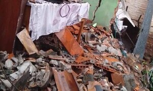 Parte de una casa se derrumba a causa del temporal y cae a un arroyo en Asunción – Prensa 5
