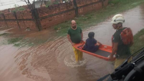 Video: Mariano Roque Alonso queda bajo agua y bomberos despliegan operativo de rescate