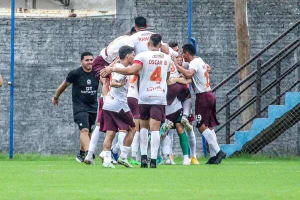 División Intermedia: La tabla de posiciones con un puntero... - Fútbol de Intermedia - ABC Color