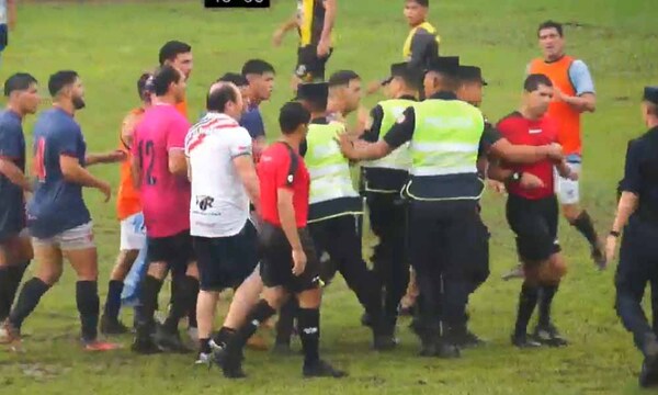 Policía fue agredido por hinchas tras finalizar encuentro deportivo en Coronel Oviedo – Prensa 5