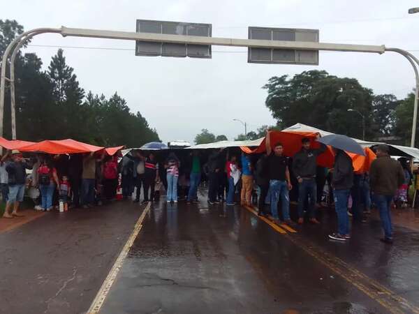Cierran la ruta PY08 para exigir asfaltado en San Pedro - Nacionales - ABC Color