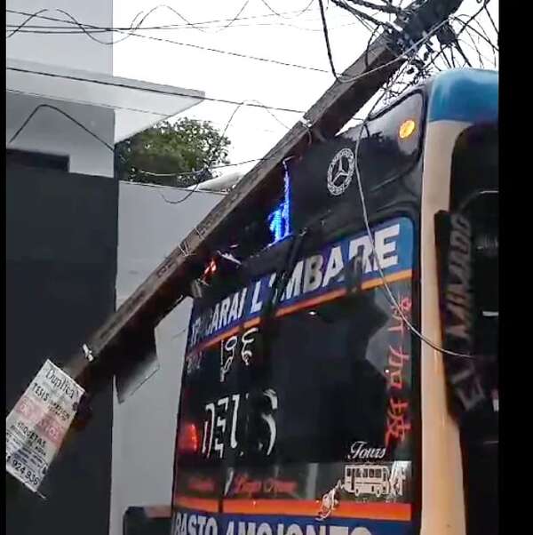 Video: columna cayó sobre un bus en Lambaré - Nacionales - ABC Color