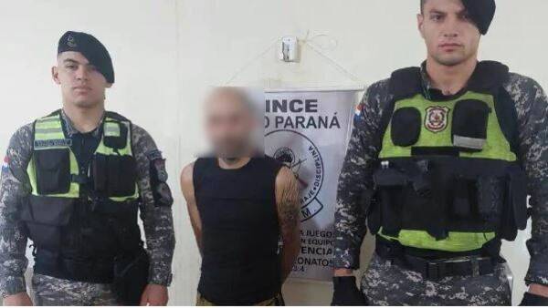 ¡Hablame de Tyeraku! Saltó el muro de la cárcel para rajar, pero cayó en el patio de una comisaría