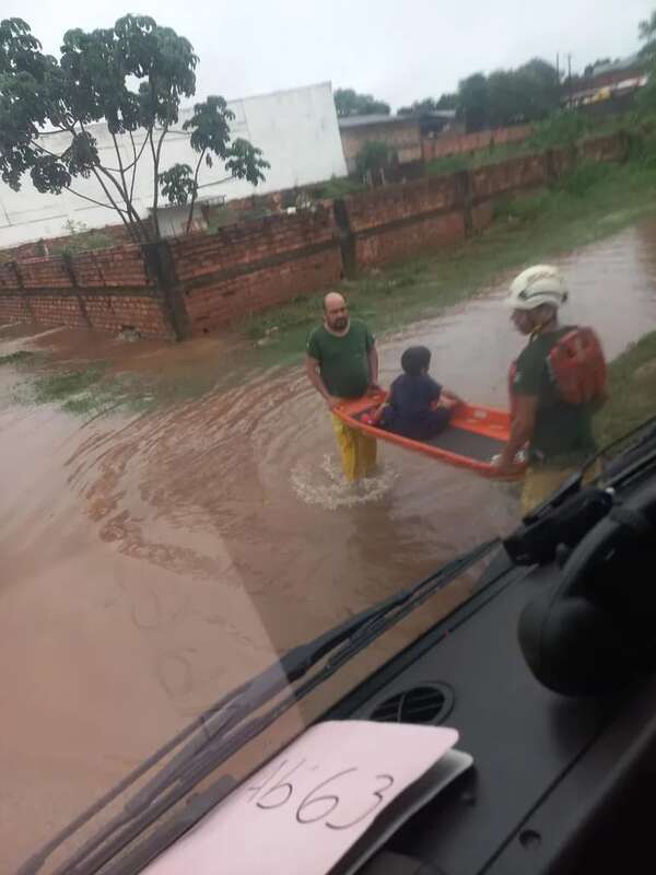 Caos tras lluvias en Mariano Roque Alonso: un barrio entero bajo agua - Nacionales - ABC Color