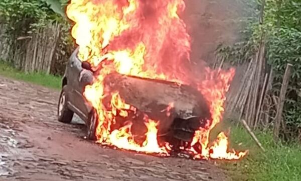 INCENDIO DE VEHÍCULO PRESUMIBLEMENTE POR PROBLEMAS ELÉCTRICOS