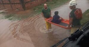 La Nación / Evacúan dos barrios de Mariano Roque Alonso por inundaciones