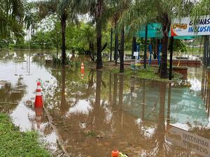 Cierran Parque Ñu Guasú por agua acumulada tras temporal · Radio Monumental 1080 AM