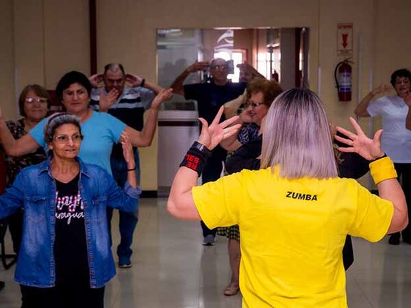 Vida saludable y activa: Adultos Mayores a ritmo de zumba en la Fundación Tesãi | DIARIO PRIMERA PLANA
