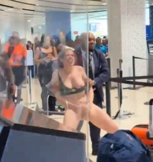 (VIDEO). Mujer en bolas exigió sexo en aeropuerto porque nadie le dio amor en su viaje a Jamaica
