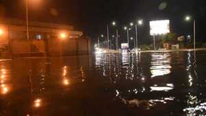 Bomberos rescataron a 18 personas tras intensas lluvias en Asunción y Central