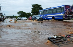 Luque, bajo agua tras lluvias y peligrosos raudales •