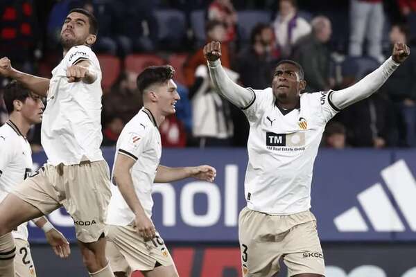 El Valencia recupera la séptima plaza y Budimir falla un penalti en el 97 - Fútbol Internacional - ABC Color