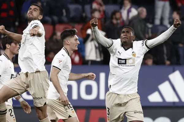 El Valencia recupera la séptima plaza y Budimir falla un penalti en el 97  - Fútbol Internacional - ABC Color