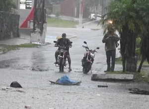 Rescatan a 18 personas tras inundaciones en Asunción y Central