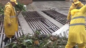 Sumideros quedan saturados de basura tras los raudales en Asunción
