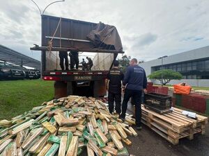 Incautan tres toneladas de marihuana de camión con fondo falso en el puente - La Clave