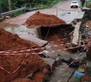 Destruido puente pone en riesgo a conductores y transeúntes - Paraguay.com