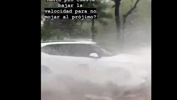 Piden a conductores que bajen la velocidad para no salpicar a peatones