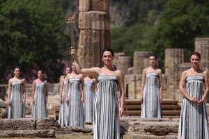 La llama olímpica se encendió en Grecia y va rumbo a París - trece