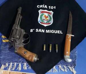 Hombre fue detenido con un revolver y un cuchillo frente a una bodega - Policiales - ABC Color