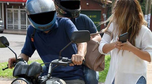 Motochorro despojó de su bolso a doña que estaba con su peque en brazos