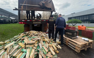 Detectan tres toneladas de droga en Aduana de Foz y chofer huyó hacia CDE - Noticiero Paraguay