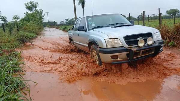 Intensa lluvia en San Pedro beneficia al campo, pero los caminos quedan intransitables - Nacionales - ABC Color