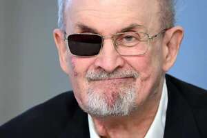 Rushdie disecciona en ‘Cuchillo’ a su agresor: “Intentaste matarme porque no sabías reír” - Literatura - ABC Color
