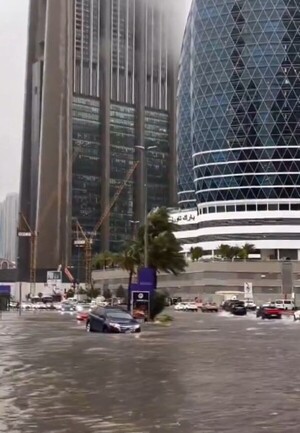 Ricachones de Dubái quedaron inundados tras lluvias torrenciales