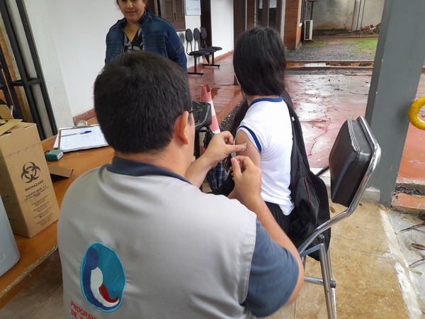 Destacan afluencia de personas en vacunatorios