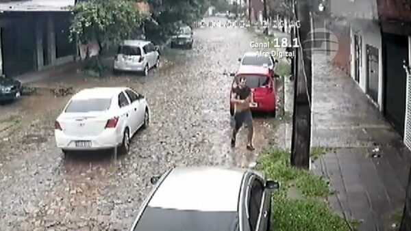 Una aspirante a policía "tacleó" a delincuente que acababa de robar a una mujer