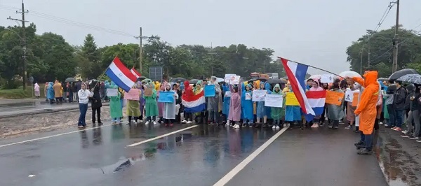 Universitarios de Caaguazú cierran ruta en apoyo a reclamos de la UNA